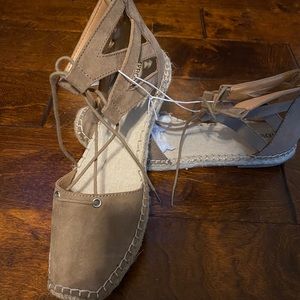 NEW NEVER WORN. Sueded espadrille.